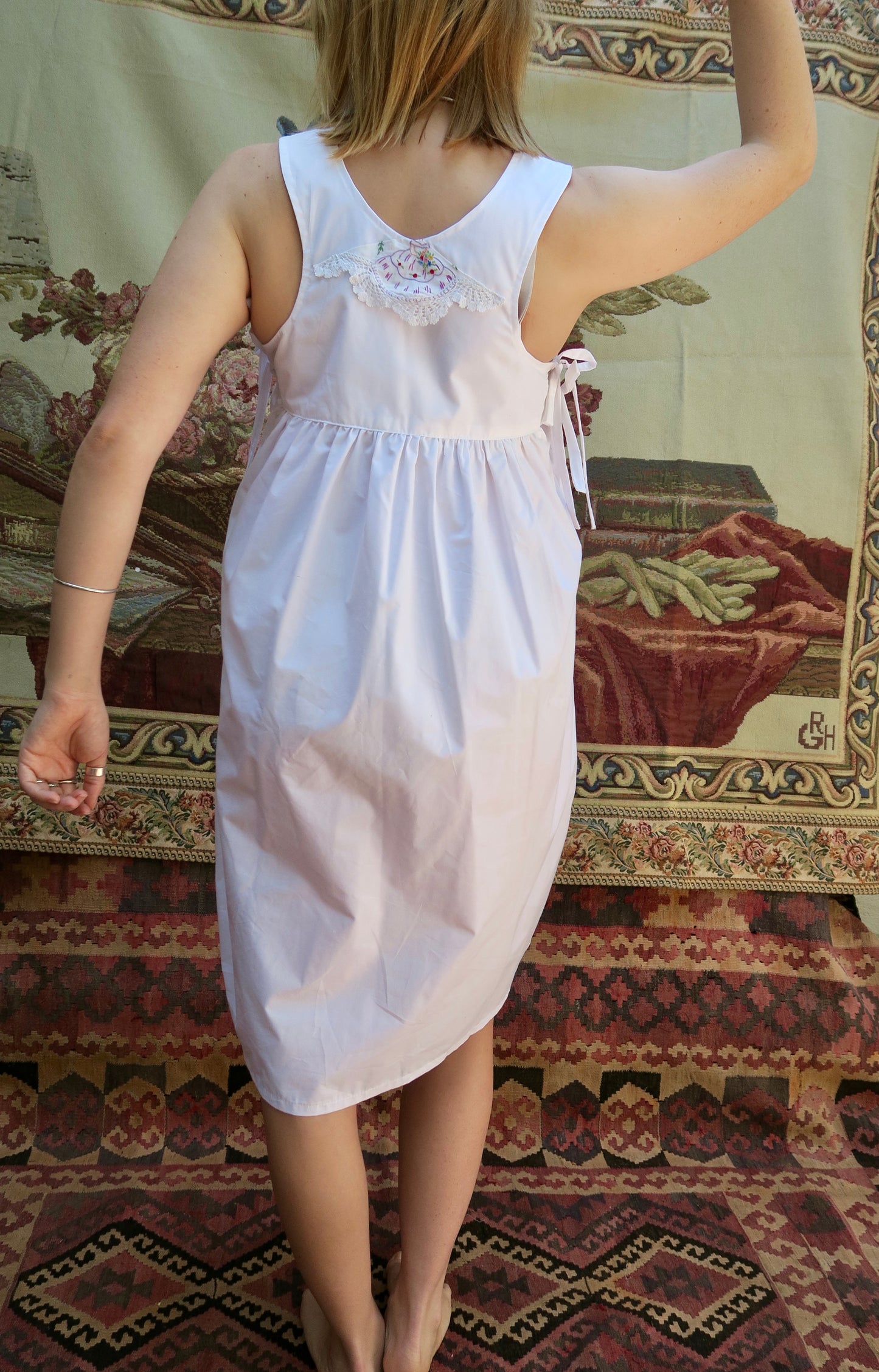 Delicate Victorian Lady Milkmaid Dress