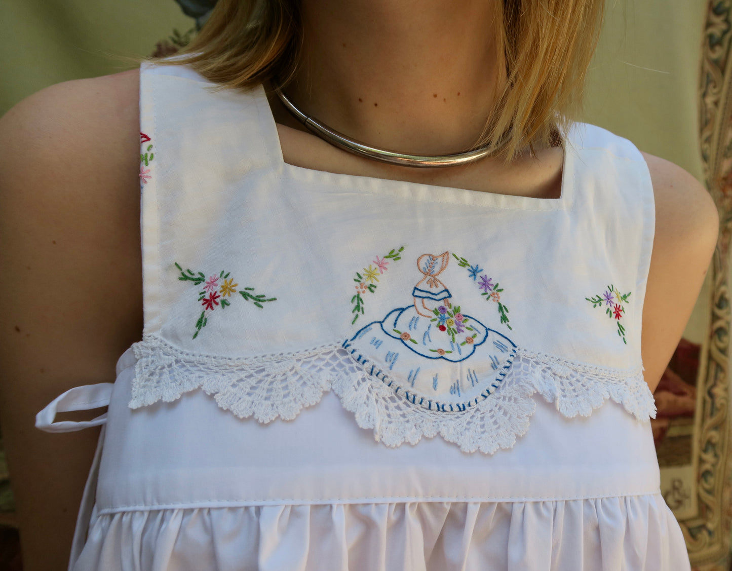 Delicate Victorian Lady Milkmaid Dress