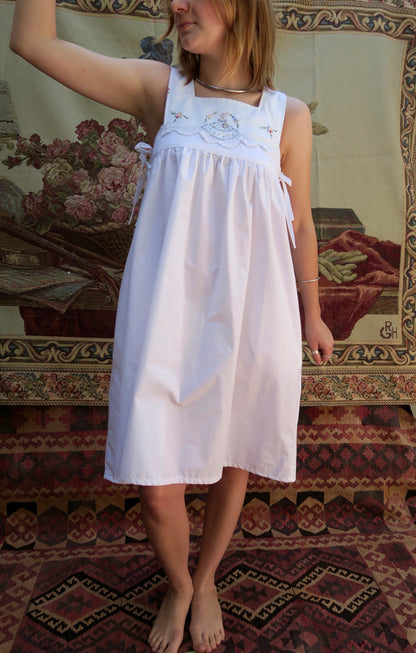 Delicate Victorian Lady Milkmaid Dress